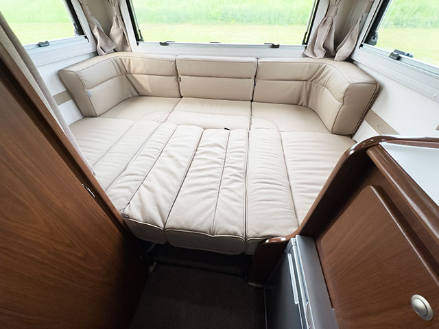 キャンピングカーレンタルヨセミテダブルベッド