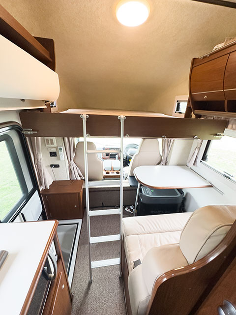 キャンピングカーレンタルハシゴ